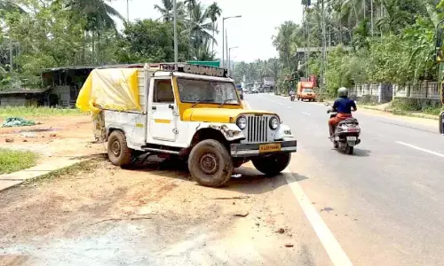 वध अपशिष्ट के साथ सड़क पर छोड़ा गया वाहन; स्थानीय लोगों को कठिनाई का सामना करना पड़ा वध अपशिष्ट के साथ सड़क पर छोड़ा गया वाहन; स्थानीय लोगों को कठिनाई का सामना करना पड़ा
