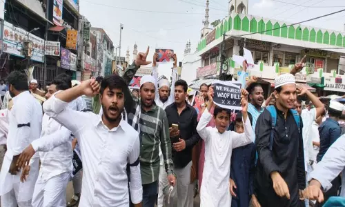 मक्का मस्जिद के पास वक्फ अधिनियम के खिलाफ विरोध प्रदर्शन