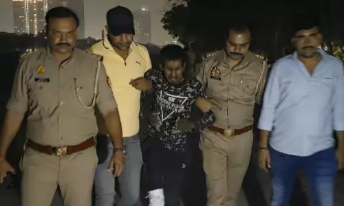Noida: एनकाउंटर के बाद शातिर बदमाश धराया, पैर में गोली लगने से घायल Noida: एनकाउंटर के बाद शातिर बदमाश धराया, पैर में गोली लगने से घायल