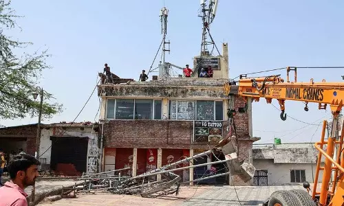 Jammu में तेज हवाओं और बारिश से व्यापक नुकसान, बिजली आपूर्ति बाधित Jammu में तेज हवाओं और बारिश से व्यापक नुकसान, बिजली आपूर्ति बाधित