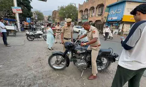 Panchkula में मॉडिफाइड साइलेंसर का इस्तेमाल करने वाले बाइकर्स पर जुर्माना Panchkula में मॉडिफाइड साइलेंसर का इस्तेमाल करने वाले बाइकर्स पर जुर्माना