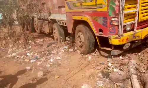 Chhatarpur: ट्रक की चपेट में आया बाइक सवार परिवार, तीन की मौत मां-बेटी घायल Chhatarpur: ट्रक की चपेट में आया बाइक सवार परिवार, तीन की मौत मां-बेटी घायल