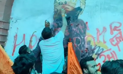 Ghaziabad: औरंगजेब की तस्वीर पर मचा बवाल, हिंदू रक्षा दल ने रेलवे स्टेशन पर जताया विरोध