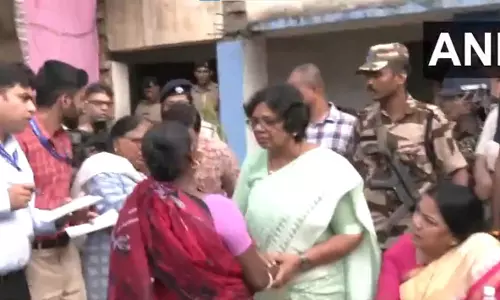 BIG BREAKING: पश्चिम बंगाल हिंसा पीड़ितों से मिलीं राष्ट्रीय महिला आयोग की अध्यक्ष