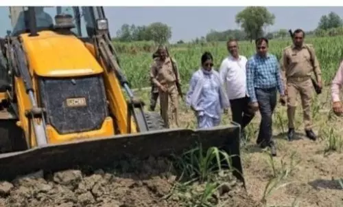 Muzaffarnagar: एसडीएम के आदेश पर बुलडोजर से हटाए गए नागिन नदी के अवैध कब्जे Muzaffarnagar: एसडीएम के आदेश पर बुलडोजर से हटाए गए नागिन नदी के अवैध कब्जे