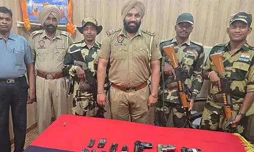 Punjab में अमृतसर सीमा पर भारी मात्रा में हथियार बरामद