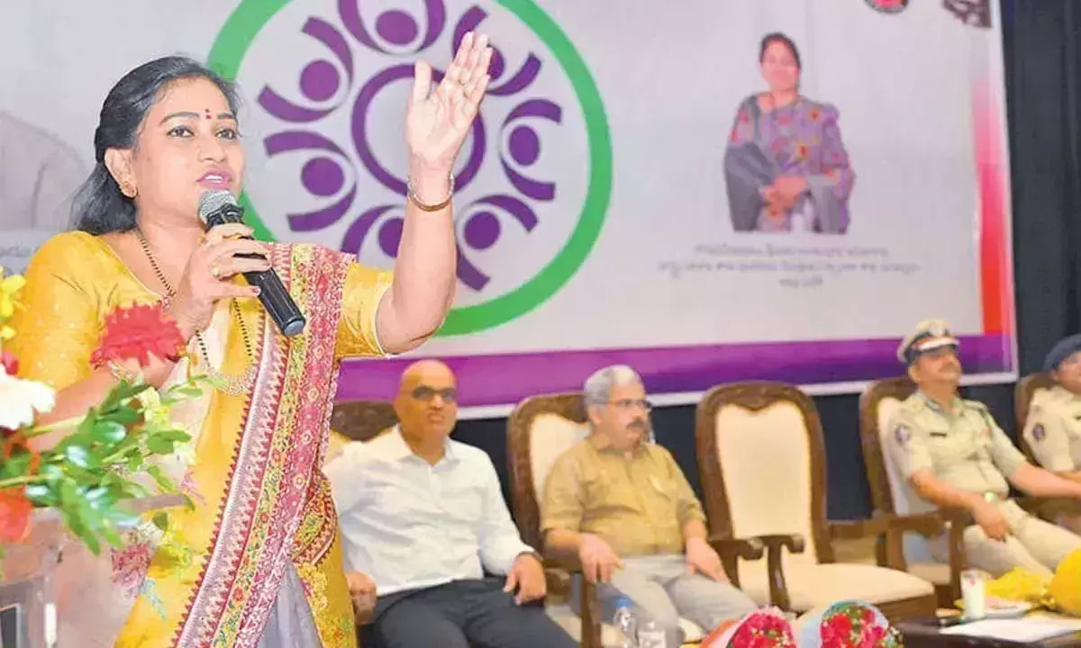 युवाओं को लक्ष्य निर्धारित करने और प्रेम जाल में न फंसने की सलाह