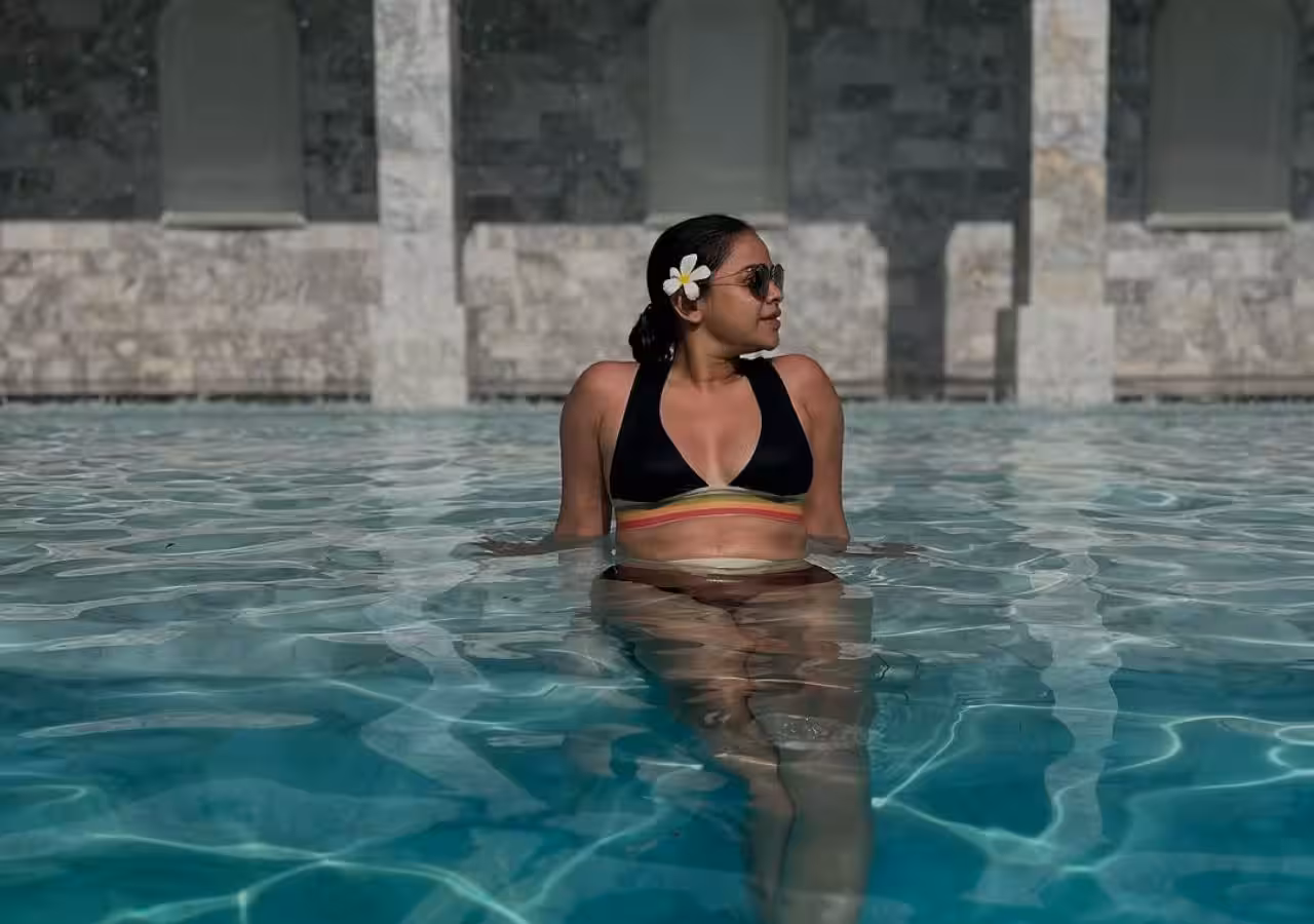 समंदर किनारे Black Bikini में इस एक्ट्रेस का हॉट लुक हुआ वायरल
