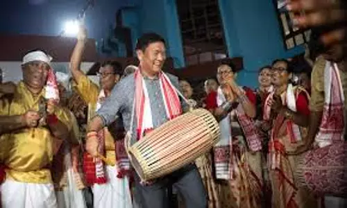 Arunachal CM खांडू ने अपने आवास पर बिहू पार्टी के जश्न में माइक छोड़ा और ढोल उठाया