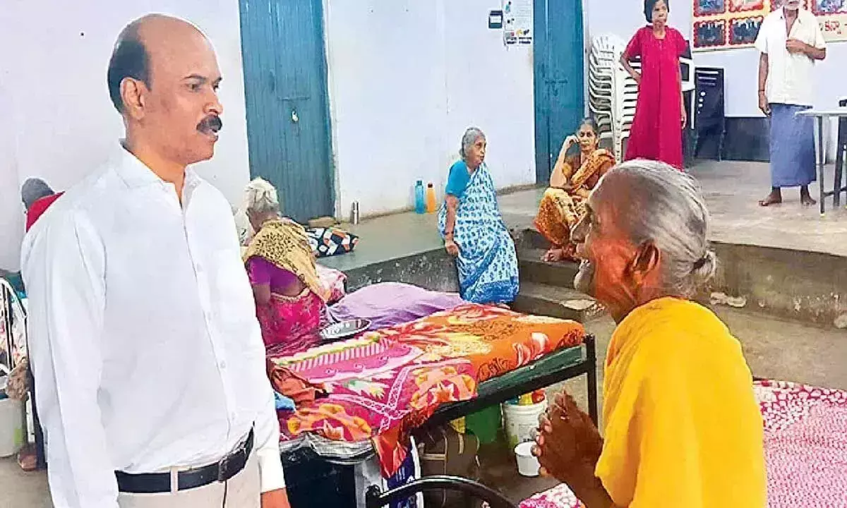 DLSA सचिव ने बेघरों के लिए आश्रय स्थल का दौरा किया