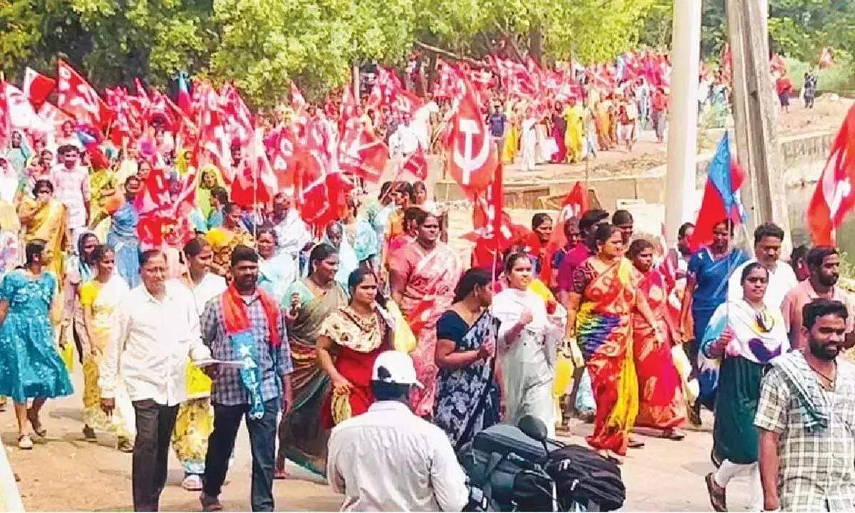 Andhra: हजारों लोगों ने घर-जगह की मांग को लेकर रैली निकाली