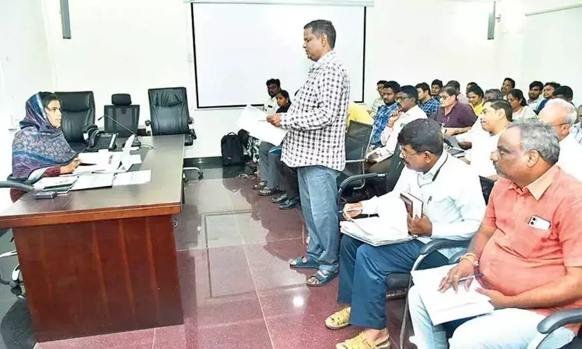 कलेक्टर ने मोटरों, ट्रांसफार्मरों की मरम्मत के आदेश दिए