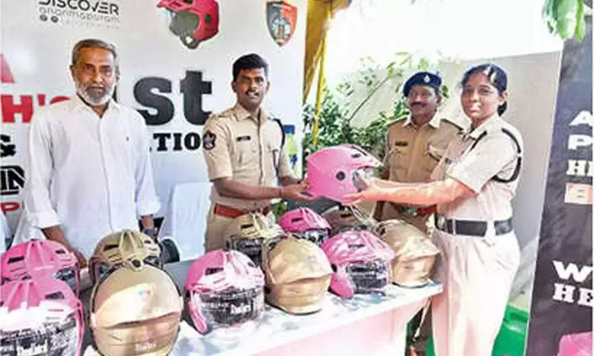 SP ने पुलिसकर्मियों के लिए हेलमेट और डिहाइड्रेशन बैंक का उद्घाटन किया