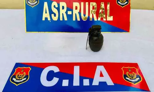 ग्रामीण पुलिस ने Happy Pasiya पासिया से जुड़ा हैंड ग्रेनेड और 183 ग्राम हेरोइन बरामद की ग्रामीण पुलिस ने Happy Pasiya पासिया से जुड़ा हैंड ग्रेनेड और 183 ग्राम हेरोइन बरामद की