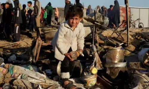 Yemen के रस ईसा तेल बंदरगाह पर अमेरिकी हमले में 74 लोगों की मौत, 171 लोग घायल Yemen के रस ईसा तेल बंदरगाह पर अमेरिकी हमले में 74 लोगों की मौत, 171 लोग घायल