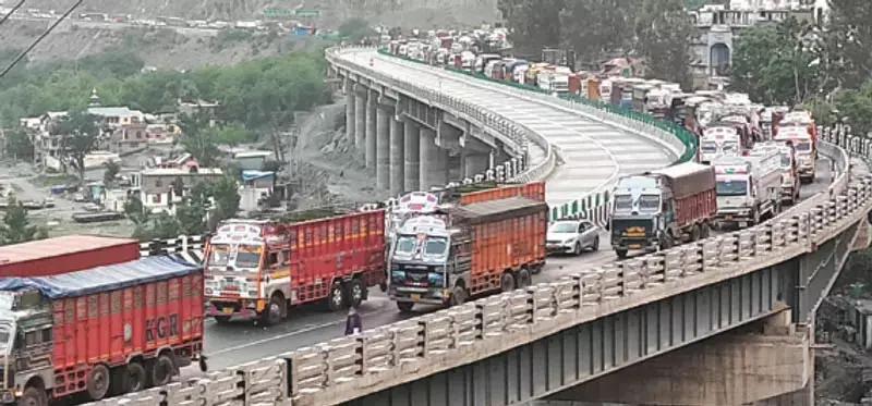 श्रीनगर-जम्मू राष्ट्रीय राजमार्ग दोतरफा यातायात के लिए खुला श्रीनगर-जम्मू राष्ट्रीय राजमार्ग दोतरफा यातायात के लिए खुला