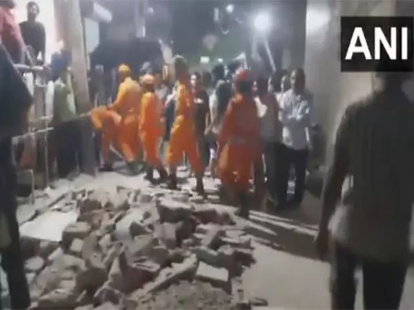 Delhi के मुस्तफाबाद में इमारत ढह गई, कई लोगों के फंसे होने की आशंका Delhi के मुस्तफाबाद में इमारत ढह गई, कई लोगों के फंसे होने की आशंका