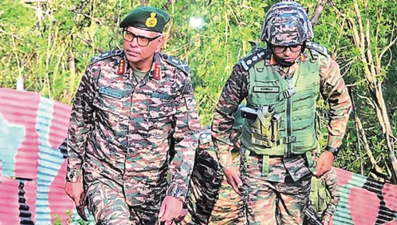 GOC व्हाइट नाइट कोर ने एलओसी पर सुरक्षा स्थिति की समीक्षा की GOC व्हाइट नाइट कोर ने एलओसी पर सुरक्षा स्थिति की समीक्षा की