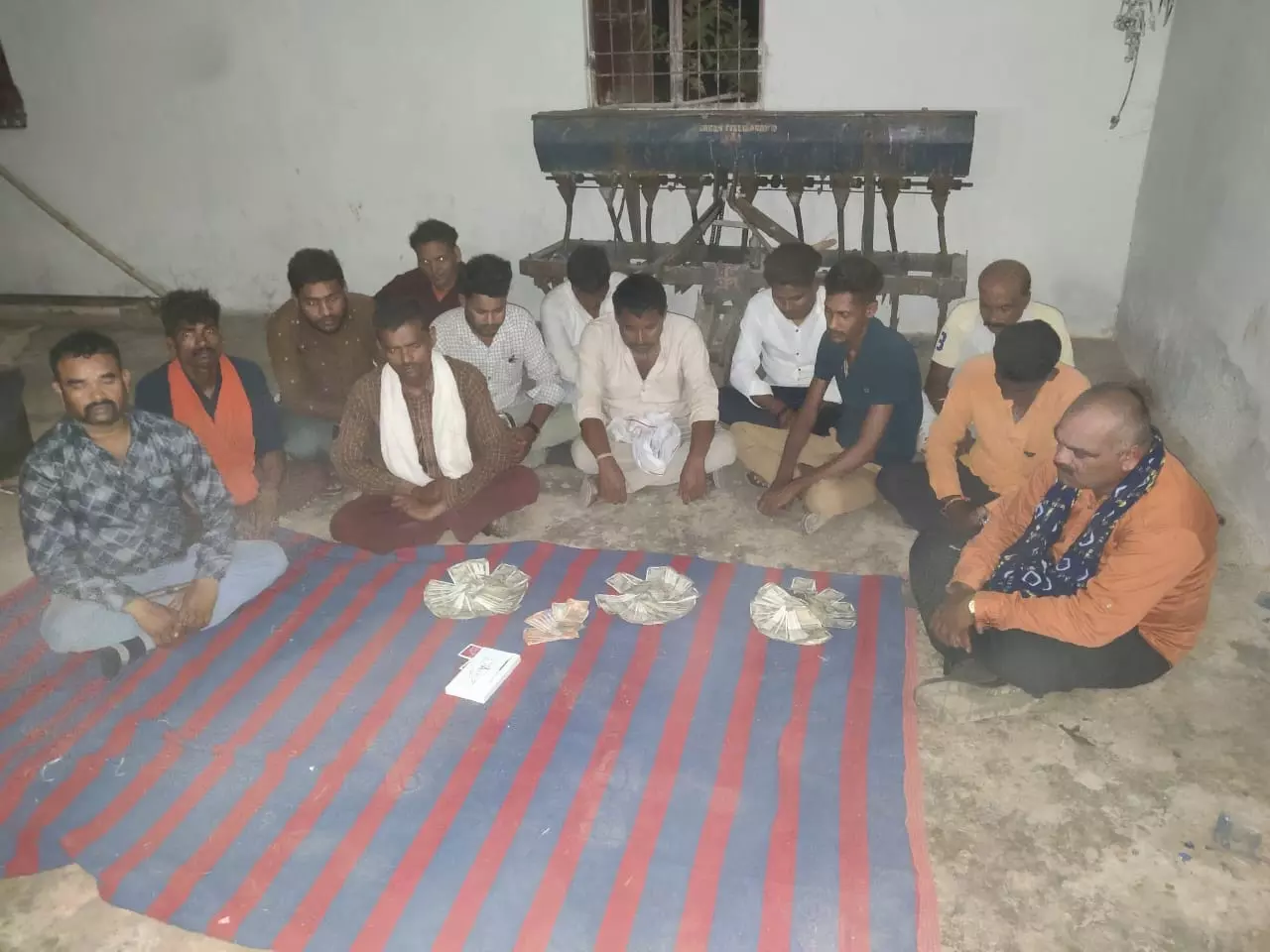 13 जुआरी गिरफ्तार, डेढ़ लाख नकदी जब्त 13 जुआरी गिरफ्तार, डेढ़ लाख नकदी जब्त