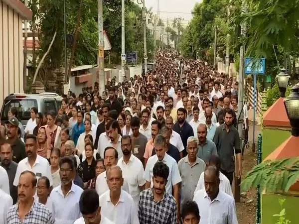 Kerala: गुड फ्राइडे पर ओल्लूर में वे ऑफ द क्रॉस जुलूस में 5,000 से अधिक श्रद्धालु शामिल हुए Kerala: गुड फ्राइडे पर ओल्लूर में वे ऑफ द क्रॉस जुलूस में 5,000 से अधिक श्रद्धालु शामिल हुए