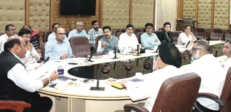 Jammu उपमुख्यमंत्री ने नौशेरा में जलापूर्ति परियोजनाओं की समीक्षा की Jammu उपमुख्यमंत्री ने नौशेरा में जलापूर्ति परियोजनाओं की समीक्षा की