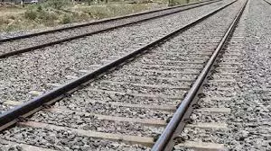 Bihar: रेलवे लाइन पर रील्स बना रहे दो युवकों की ट्रेन से कटने से मौत Bihar: रेलवे लाइन पर रील्स बना रहे दो युवकों की ट्रेन से कटने से मौत