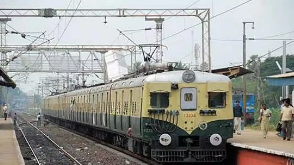 चेन्नई की पहली AC इलेक्ट्रिक ट्रेन आज से चलेगी चेन्नई की पहली AC इलेक्ट्रिक ट्रेन आज से चलेगी