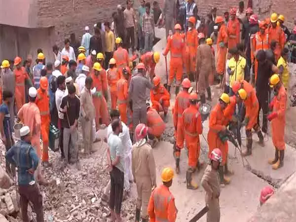 Delhi के मुस्तफ़ाबाद में इमारत ढहने के बाद बचाव अभियान जारी Delhi के मुस्तफ़ाबाद में इमारत ढहने के बाद बचाव अभियान जारी