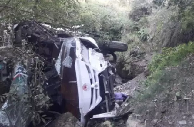 Dehradun: विवाह समारोह से लौटते समय कार खाई में गिरी, पांच की मौत Dehradun: विवाह समारोह से लौटते समय कार खाई में गिरी, पांच की मौत