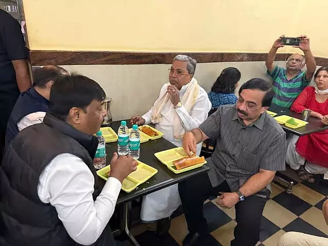 CM ने CTR में मसाला डोसा चखा और चिन्नास्वामी स्टेडियम में RCB का मैच देखा CM ने CTR में मसाला डोसा चखा और चिन्नास्वामी स्टेडियम में RCB का मैच देखा