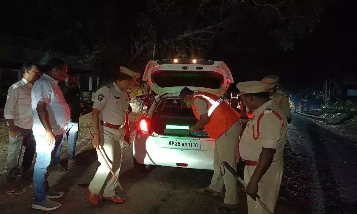 Andhra: सुरक्षा बढ़ाने के लिए नाकाबंदी अभियान चलाया गया Andhra: सुरक्षा बढ़ाने के लिए नाकाबंदी अभियान चलाया गया