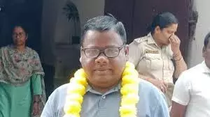 Keonjhar: 25 साल बाद रिहा हुए हेमब्रम ने ली सनातन धर्म व समाज सेवा की शपथ Keonjhar: 25 साल बाद रिहा हुए हेमब्रम ने ली सनातन धर्म व समाज सेवा की शपथ