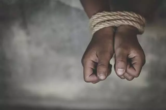 12 नाबालिगों ने एक लड़के का अपहरण कर उसके साथ मारपीट की और वीडियो सोशल मीडिया पर शेयर किया 12 नाबालिगों ने एक लड़के का अपहरण कर उसके साथ मारपीट की और वीडियो सोशल मीडिया पर शेयर किया