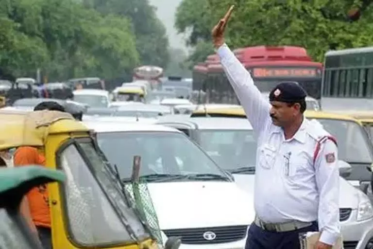 Lucknow: खेल महाकुंभ के चलते ट्रैफिक में बदलाव, शहरवासियों को मिलेगी नई व्यवस्था Lucknow: खेल महाकुंभ के चलते ट्रैफिक में बदलाव, शहरवासियों को मिलेगी नई व्यवस्था