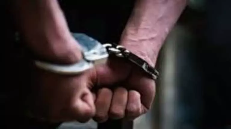 वैगाटोर में अंतरराज्यीय ड्रग तस्कर गिरफ्तार, 2.2 लाख रुपये मूल्य की LSD जब्त वैगाटोर में अंतरराज्यीय ड्रग तस्कर गिरफ्तार, 2.2 लाख रुपये मूल्य की LSD जब्त