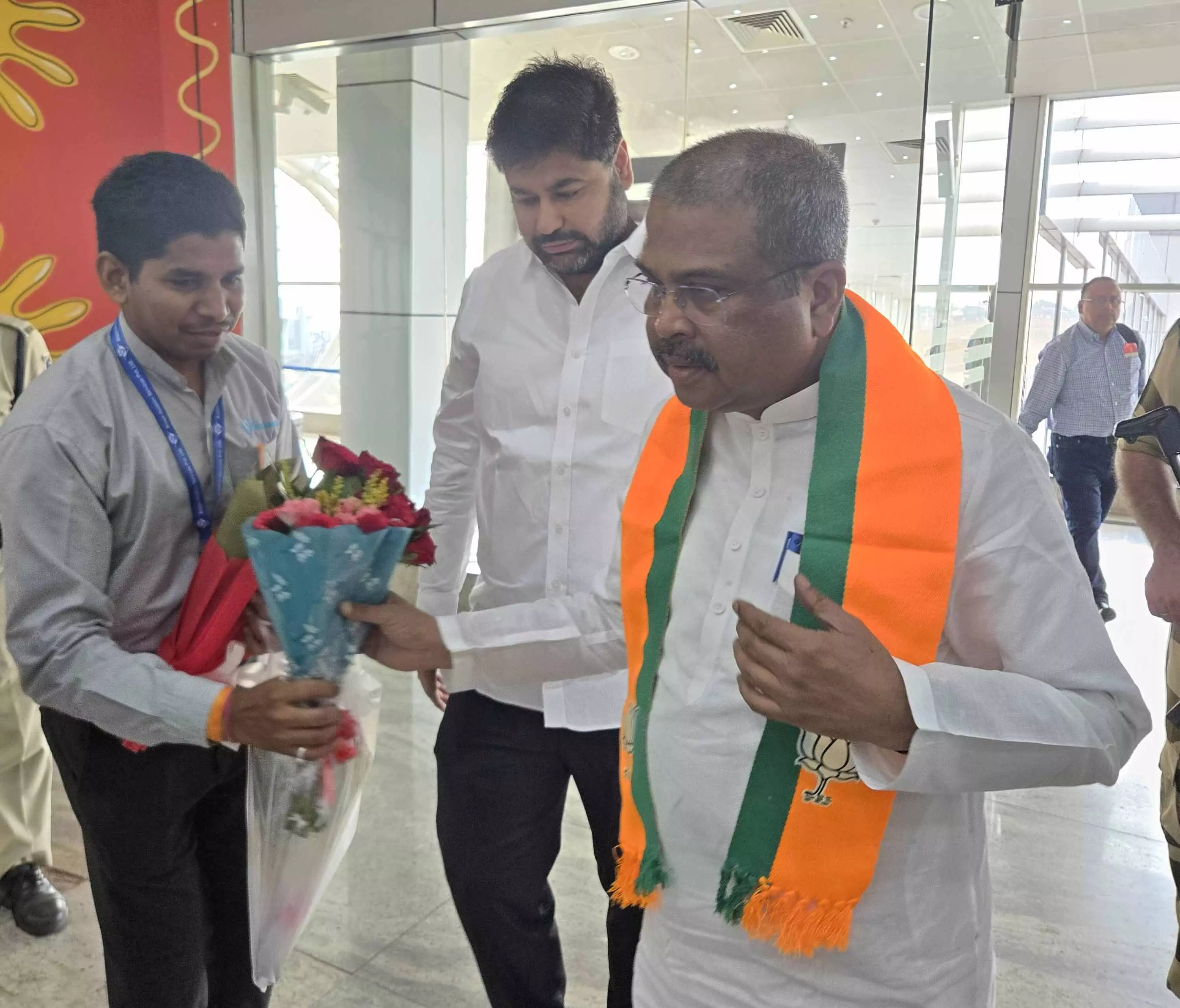 रायपुर होकर केंद्रीय शिक्षा मंत्री धर्मेंद्र प्रधान ओडिशा रवाना हुए रायपुर होकर केंद्रीय शिक्षा मंत्री धर्मेंद्र प्रधान ओडिशा रवाना हुए