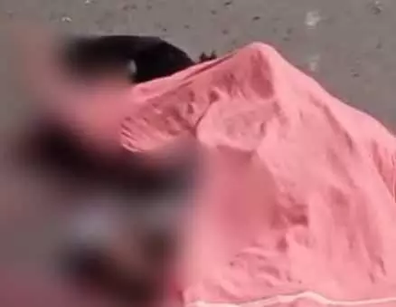 ट्रक ने शादी में शामिल होने जा रहे दंपति को रौंदा, एक की मौत ट्रक ने शादी में शामिल होने जा रहे दंपति को रौंदा, एक की मौत