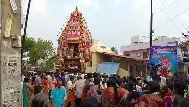 Tamil Nadu : तिरुवल्लिकेनी में पार्थसारथी पेरुमल मंदिर में रथ जुलूस Tamil Nadu : तिरुवल्लिकेनी में पार्थसारथी पेरुमल मंदिर में रथ जुलूस
