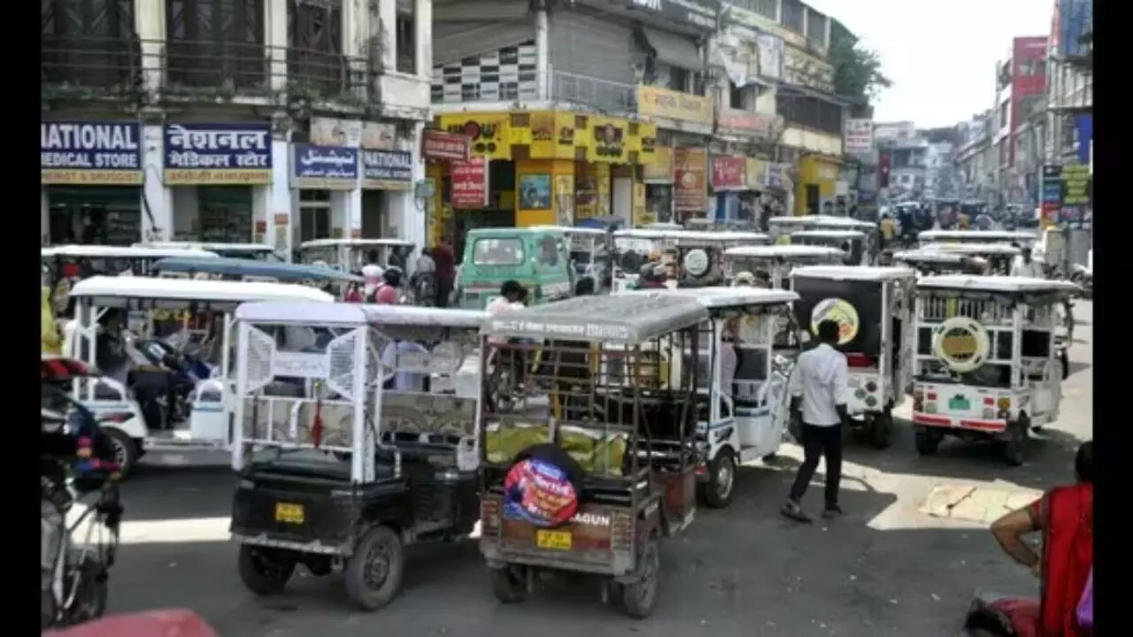 UP में अवैध ई-रिक्शा पर बड़ी कार्रवाई, हजारों वाहन जब्त UP में अवैध ई-रिक्शा पर बड़ी कार्रवाई, हजारों वाहन जब्त