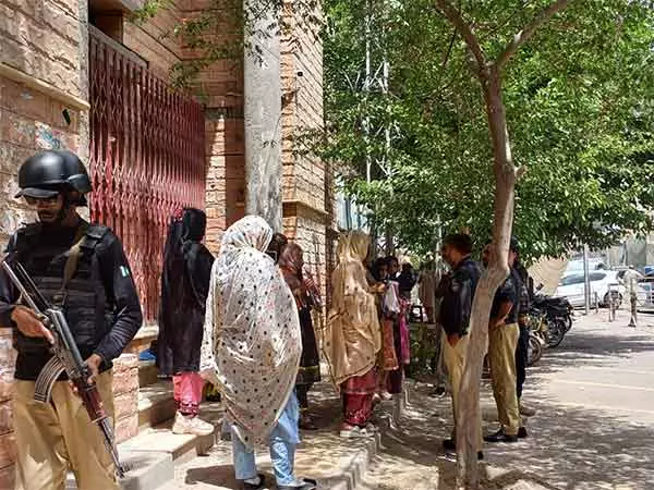 Pakistani सरकार ने क्वेटा प्रेस क्लब के बाहर विरोध शिविर को बाधित किया Pakistani सरकार ने क्वेटा प्रेस क्लब के बाहर विरोध शिविर को बाधित किया