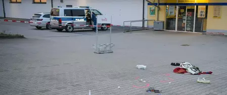 Germany में सुपरमार्केट के बाहर चाकू से किए गए हमले में दो लोग गंभीर रूप से घायल Germany में सुपरमार्केट के बाहर चाकू से किए गए हमले में दो लोग गंभीर रूप से घायल