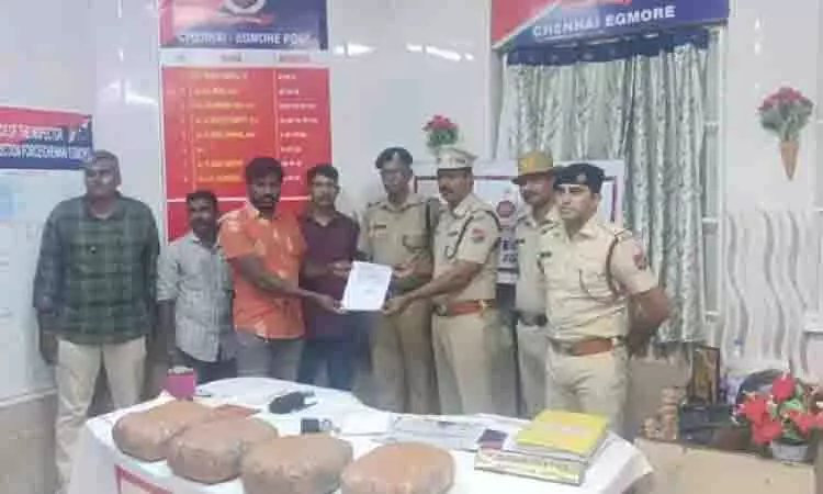Chennai एग्मोर रेलवे स्टेशन पर 12 किलो गांजा जब्त Chennai एग्मोर रेलवे स्टेशन पर 12 किलो गांजा जब्त