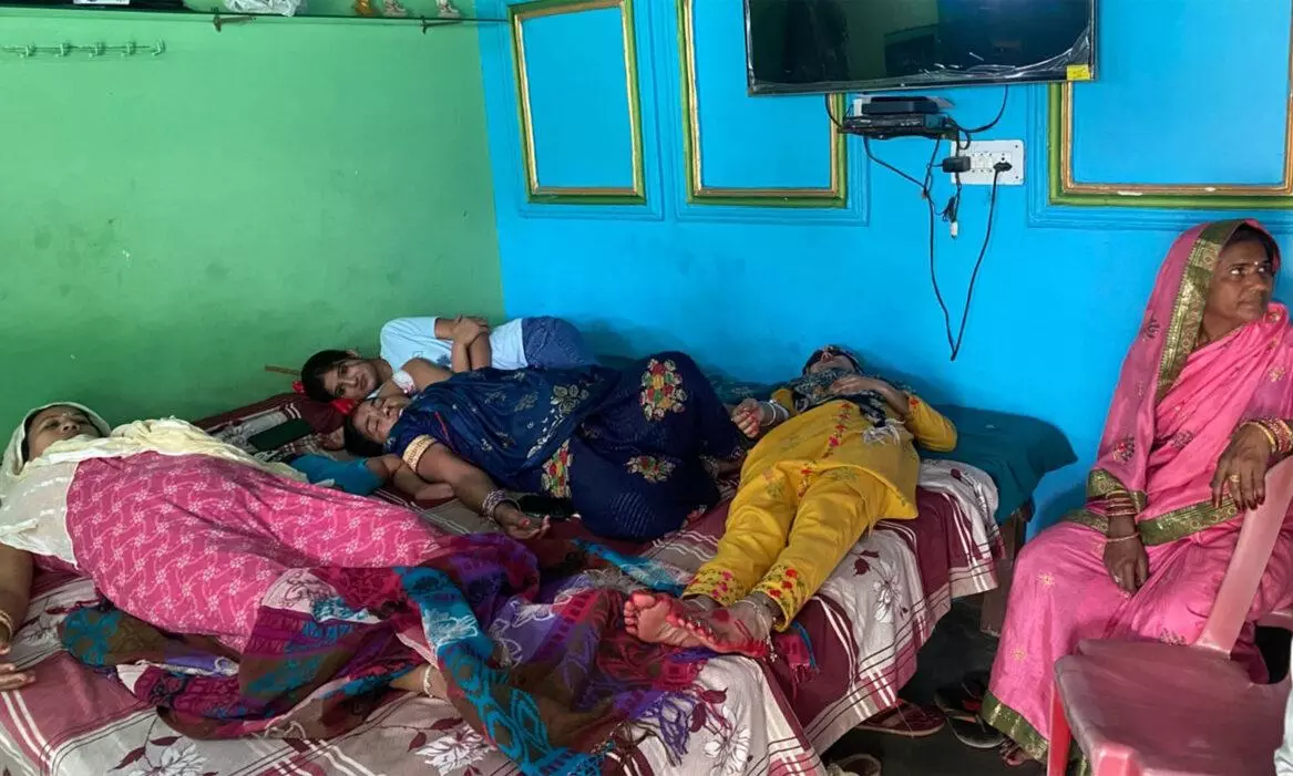 Farrukhabad: दर्जनों लोग समारोह में खाना खाकर फूड प्वाइजनिंग का शिकार हुए Farrukhabad: दर्जनों लोग समारोह में खाना खाकर फूड प्वाइजनिंग का शिकार हुए