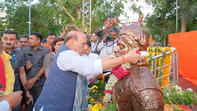 औरंगजेब एक कट्टर, क्रूर व्यक्ति था, बाबर का महिमामंडन करना देश के मुसलमानों का अपमान- राजनाथ सिंह औरंगजेब एक कट्टर, क्रूर व्यक्ति था, बाबर का महिमामंडन करना देश के मुसलमानों का अपमान- राजनाथ सिंह