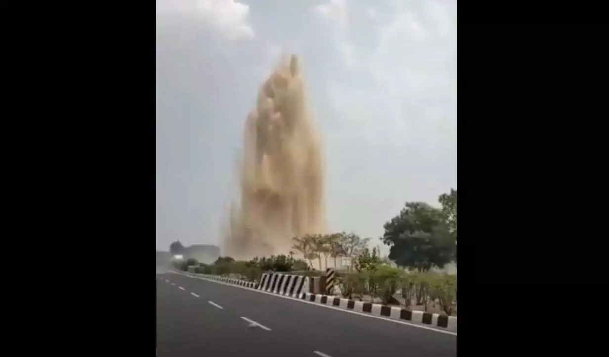 हाइवे का VIDEO, दिखा पानी फव्वारा...लगा ट्रैफिक जाम हाइवे का VIDEO, दिखा पानी फव्वारा...लगा ट्रैफिक जाम