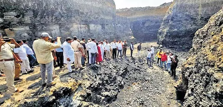 Odisha के मंत्रियों ने सुंदरगढ़ में अवैध कोयला खनन स्थलों का निरीक्षण किया Odisha के मंत्रियों ने सुंदरगढ़ में अवैध कोयला खनन स्थलों का निरीक्षण किया