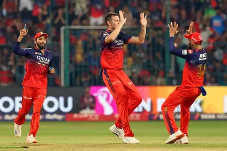 तीन विकेट लेकर पर्पल कैप की दौड़ में नूर के बराबर आए हेजलवुड तीन विकेट लेकर पर्पल कैप की दौड़ में नूर के बराबर आए हेजलवुड