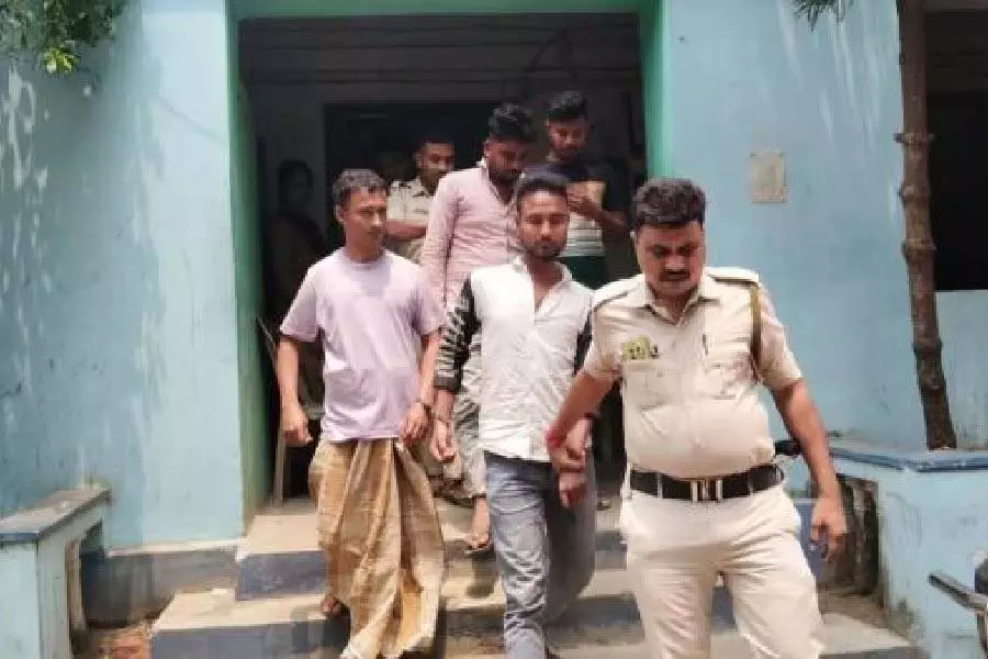 बंगाल पुलिस की STF ने हथियार जब्त किए, हथियार आपूर्ति गिरोह के चार संदिग्धों को गिरफ्तार किया बंगाल पुलिस की STF ने हथियार जब्त किए, हथियार आपूर्ति गिरोह के चार संदिग्धों को गिरफ्तार किया
