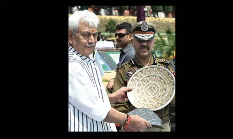 जम्मू-कश्मीर पुलिस की पेशेवरता की पूरे देश में प्रशंसा हो रही: LG Sinha जम्मू-कश्मीर पुलिस की पेशेवरता की पूरे देश में प्रशंसा हो रही: LG Sinha