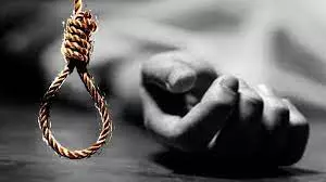 Etawah: होटल के कमरे में युवक ने लगाई फांसी, पुलिस कर रही जांच Etawah: होटल के कमरे में युवक ने लगाई फांसी, पुलिस कर रही जांच